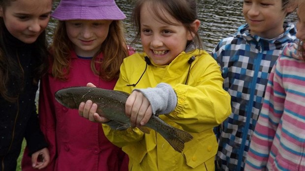 Initiation à la pêche pour une soixantaine de jeunes au parc Sabourin