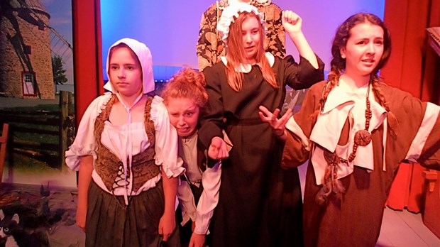 Humour, fraîcheur et histoire : le théâtre de la «Chapelle hantée» révèle des jeunes comédiennes