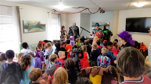 Princesses et super-héros de l'école Sainte-Trinité rendent visite aux résidents des Jardins Vaudreuil