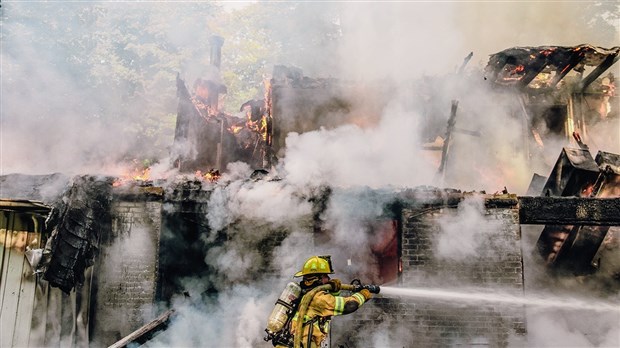 Une résidence est lourdement endommagée par les flammes à Hudson