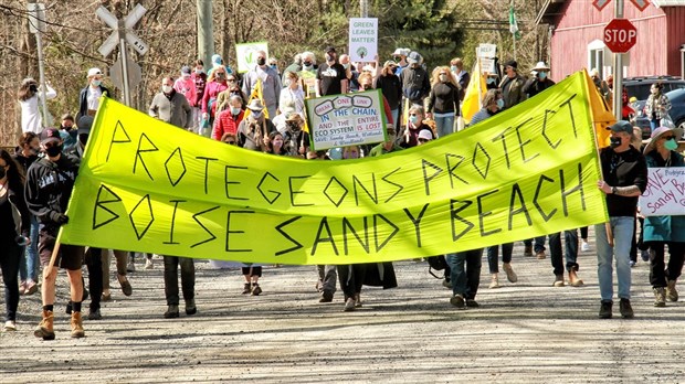 Des citoyens se rassemblent pour la sauvegarde de Sandy Beach
