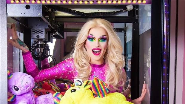 Rainbow Drag Queen en spectacle à La Factrie