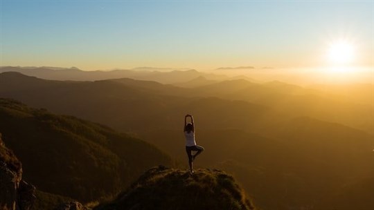 Trouve-toi une manière de relaxer pis vite… le yoga peut-être ? 