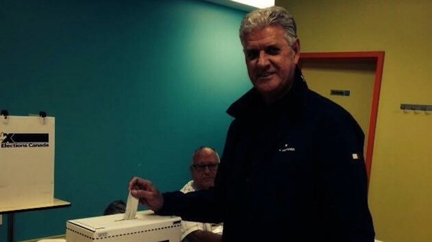 Robert Sauvé au bureau de vote