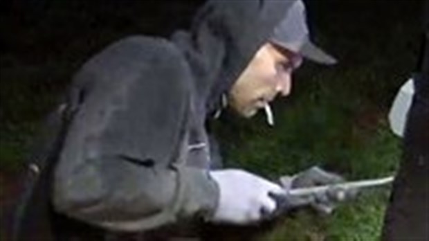 Deux suspects recherchés pour un vol dans une machine distributrice à Vaudreuil-Dorion