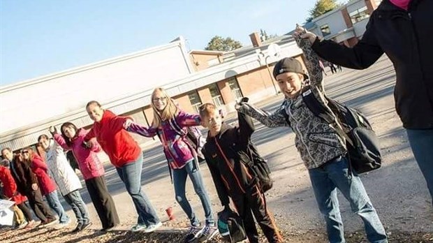 Une deuxième chaîne humaine pour dénoncer les coupures dans le milieu scolaire
