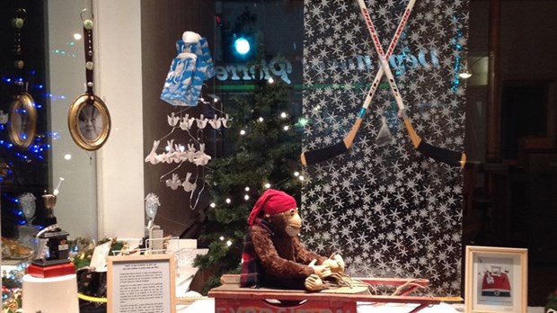 « L’envers du décor » dans les vitrines de Noël de la Galerie le 1040