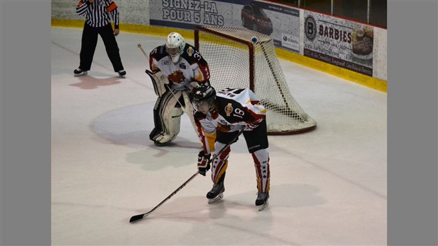 Les Mustangs piétinent les Montagnards