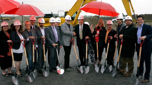 Première pelletée de terre du grand projet commercial Plaza Beauharnois