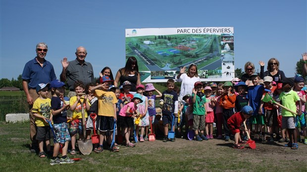 Première pelletée de terre au parc des Éperviers