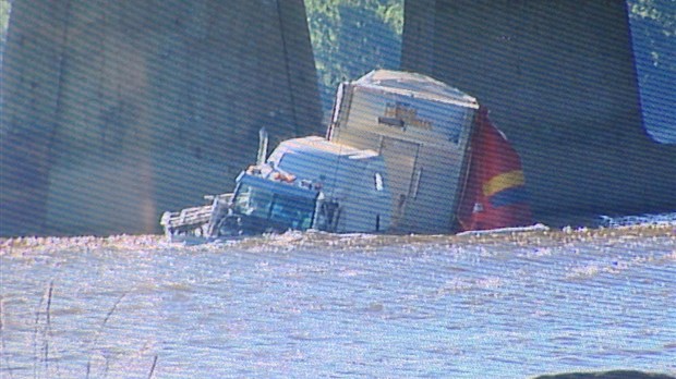 Le propriétaire de la compagnie de camions s’est rendu sur les lieux avec son bateau