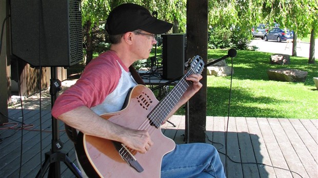 Guitare « fingerstyle » sur Godin : Michel Morissette en concert