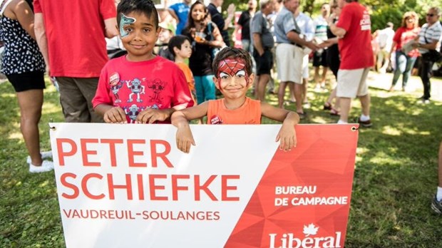 Le candidat libéral Peter Schiefke et son équipe ouvrent officiellement leurs bureaux de campagne