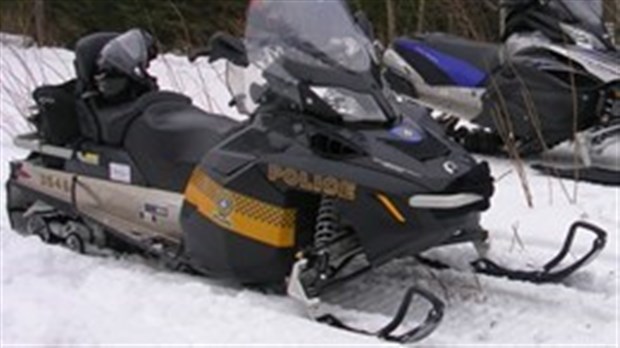 L’état de la glace à certains endroits peut représenter un risque important pour les personnes qui s’aventurent hors des sentiers