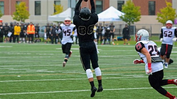Le Football Noir et Or vient à des Lynx du Collège Édouard-Montpetit