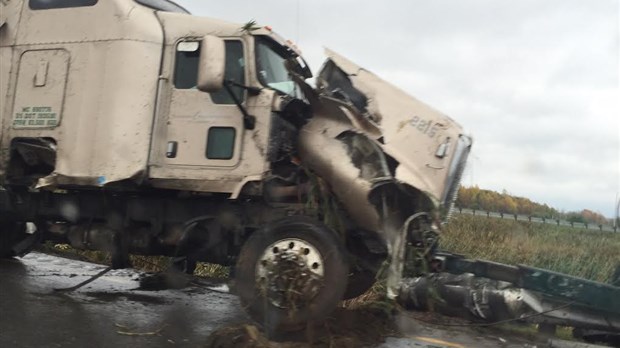 Un camion semi-remorque fait une sortie de route à Vaudreuil-Dorion