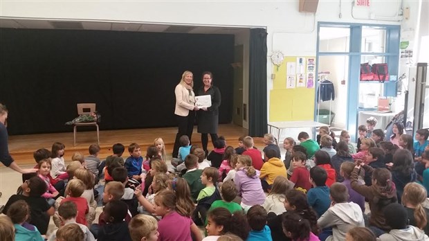 L'école José-Maria reçoit 12 545$ de la députée Marie-Claude Nichols grâce au Défi Pierre Lavoie