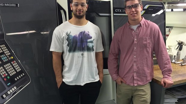 Deux étudiants en Techniques de génie mécanique du Collège de Valleyfield à des olympiades