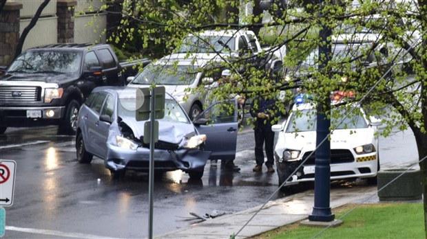 Un véhicule de la SQ impliqué dans un accident