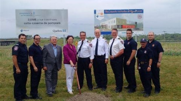 Première pelletée de terre de la future caserne de pompiers de Rigaud