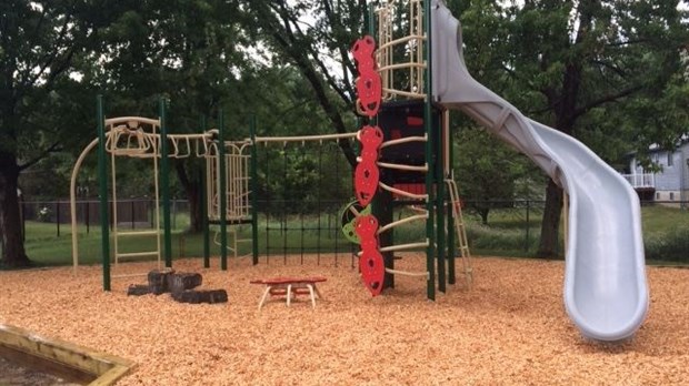 Les nouveaux modules de jeux sont maintenant prêts du parc Daviau