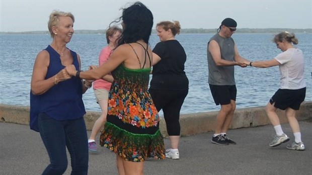 Danse latine au quai Brideloup de Notre-Dame-de-l'Île-Perrot 