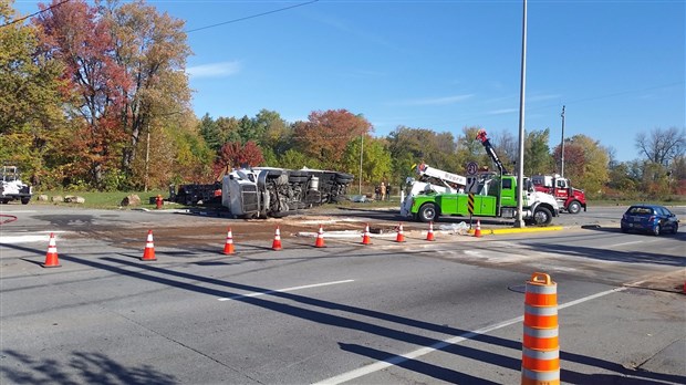 ACCIDENT: Le camion semi-remorque est remis sur ses roues