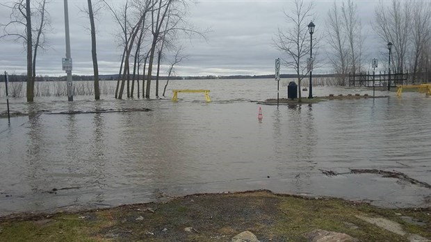 «Le gouvernement est aux côtés des citoyens touchés par ces inondations qui s'annoncent historiques.»-Martin Coiteux,