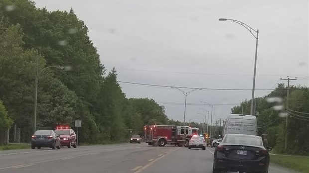 Une voiture percute un lampadaire sur le Boulevard Don-Quichotte