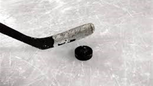 Un jeune hockeyeur de la région donne au suivant