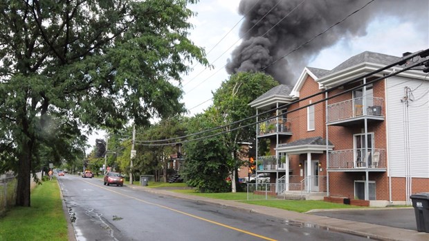 DERNIÈRE HEURE: Un incendie fait rage à Vaudreuil-Dorion