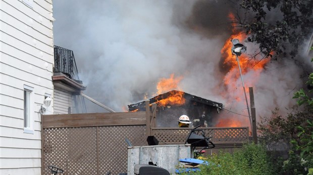 Un incendie détruit deux cabanons dans Dorion-Garden