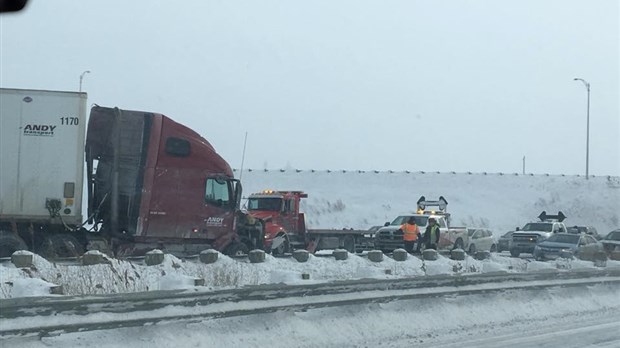 Un semi-remorque empêche l'accès à l'autoroute 40 via la 30