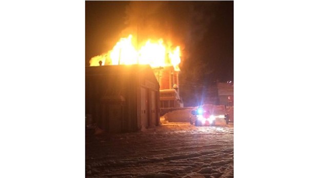 Un incendie majeur ravage un immeuble à condos à Les Coteaux