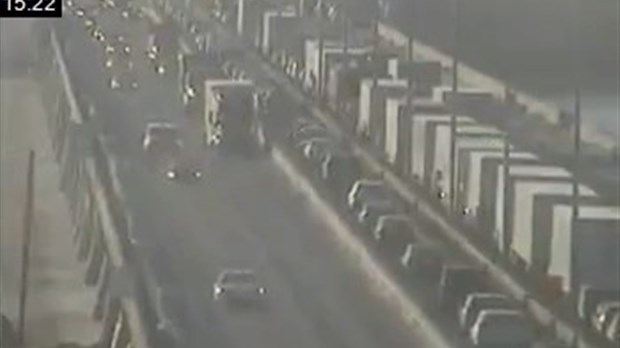 Camion en panne sur le pont de l'Île-aux-Tourtes : 1 voie sur 2 de fermée