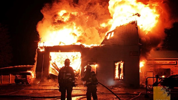 Un violent incendie détruit un commerce à Rivière-Beaudette