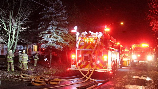 Les pompiers sauvent une maison en flammes in extremis sur le chemin de l’Anse à Rigaud 