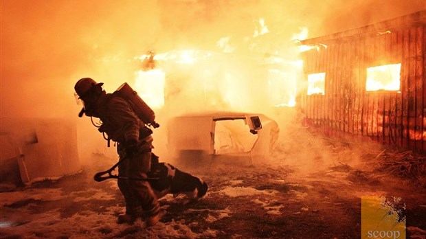 Un incendie majeur détruit un bâtiment de ferme à Saint-Clet 