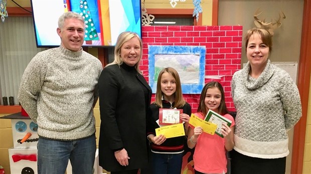 Deux élèves de l'école primaire Harwood réalisent les cartes de Noël de la députée