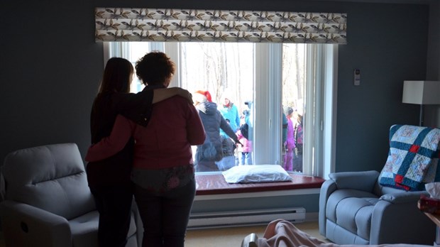 Des élèves de l'école primaire Mount Pleasant chantent pour les patients de la Maison de soins palliatifs de Vaudreuil-Soulanges