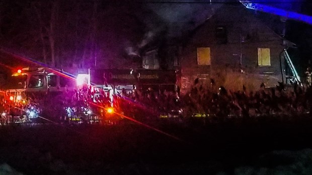 Un incendie fait rage dans une résidence de Vaudreuil-Dorion