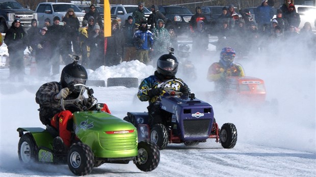 Une deuxième édition réussie pour le Grand prix de tracteurs à gazon sur glace