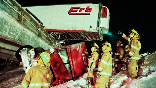 Un camionneur fait une chute spectaculaire à Vaudreuil-Dorion