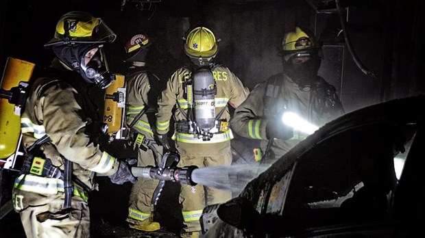 Un garage est lourdement endommagé à la suite d'un incendie