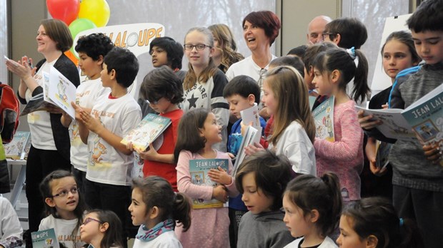 Une trentaine d'enfants prennent part au lancement de Jean Laloupe et le voleur de bulles