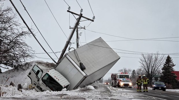 Conditions routières difficiles : un camion-cube dérape sur la route 201 à Saint-Clet