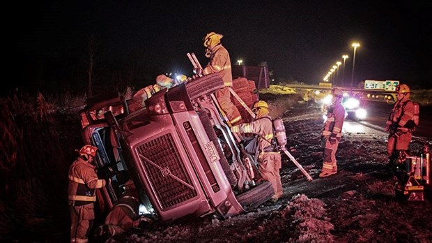 Un semi-remorque se renverse sur l'autoroute 30, à Vaudreuil-Dorion