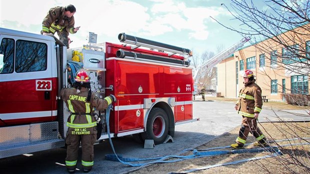 Les pompiers de la Régie du Lac Saint-François, maîtrisent un incendie à Saint-Zotique