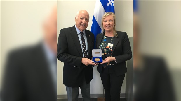 Le travail de Jacques Vanier récompensé par la députée Marie-Claude Nichols