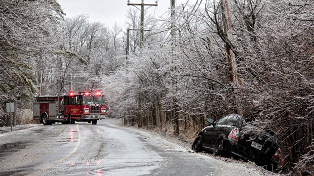 Un accident force la fermeture de la rue Main à Hudson, aux limites de Vaudreuil-Dorion